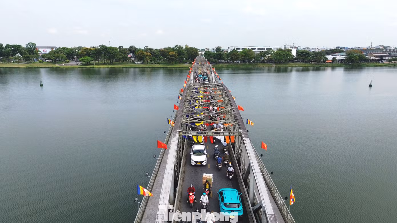 Cầu Trường Tiền - một công trình biểu tượng của xứ Huế - rợp sắc cờ Phật giáo và cờ Tổ quốc trong mùa Phật đản năm nay. Cách đó không xa, cầu “lọng vàng” Nguyễn Hoàng nổi tiếng cũng được thiết trí cờ hoa đậm màu lễ hội.