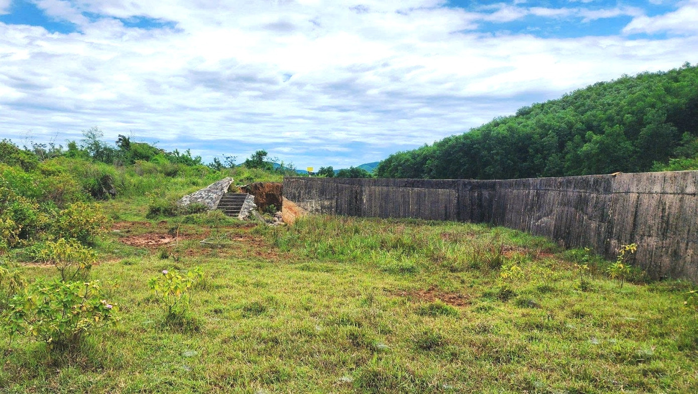 Đáng lo ngại, nhiều đập thủy lợi bị thiếu các hạng mục kỹ thuật cơ bản như không có đường cứu hộ, thiếu hệ thống quan trắc, không có van điều tiết hay quy trình vận hành rõ ràng. Trên thân đập mọc đầy cỏ dại, bảng tên công trình và cột thủy chí bong tróc, biển báo hư hỏng… gây khó khăn cho việc kiểm tra.