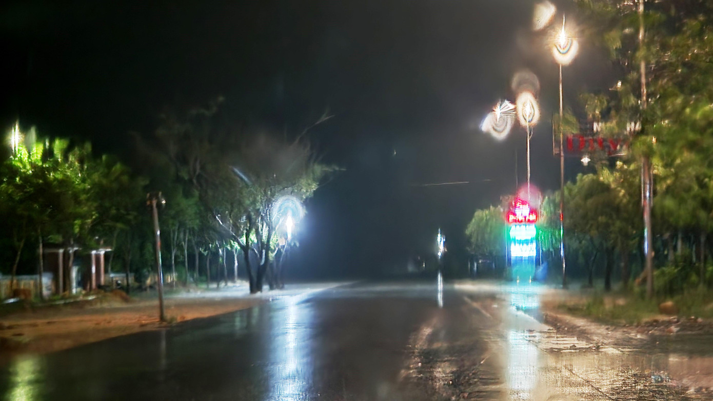 Tuyến Tỉnh lộ 10A qua xã Phú Mỹ (huyện Phú Vang) không một bóng người.