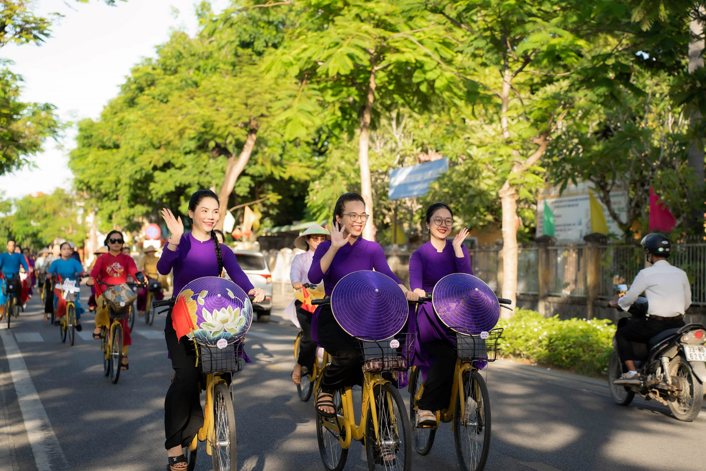 Ngày 29/6, tại TP. Huế diễn ra hoạt động Áo dài với đạp xe vì môi trường nhân hưởng ứng Tuần lễ áo dài cộng đồng Huế 2024 và chào mừng Ngày Du lịch Việt Nam (9/7), do Sở Du lịch tỉnh Thừa Thiên-Huế (TT-Huế) và các đơn vị chức năng phối hợp tổ chức. Ảnh: V.T.H