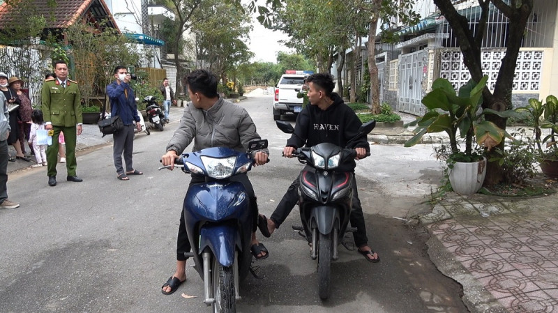 Thực nghiệm hiện trường một trong những vụ trộm xe máy do nhóm đối tượng gây ra. Ảnh: CACC Thực nghiệm hiện trường một trong những vụ trộm xe máy do nhóm đối tượng gây ra. Ảnh: CACC