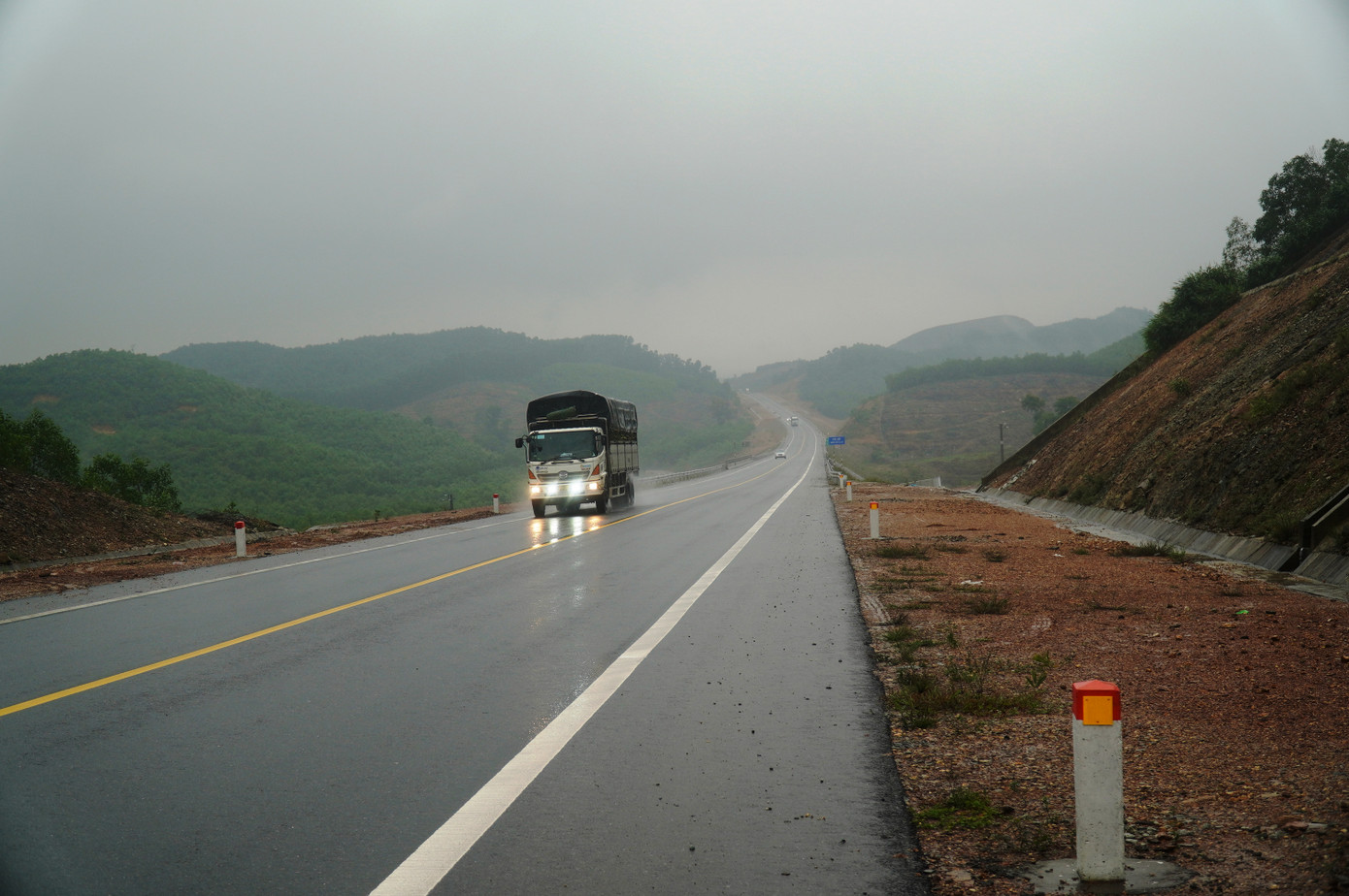 Cục Đường bộ Việt Nam có trách nhiệm chủ trì, phối hợp với các cơ quan chức năng tại địa phương và các đơn vị có liên quan thường xuyên theo dõi, đánh giá phương án tổ chức giao thông trên tuyến.