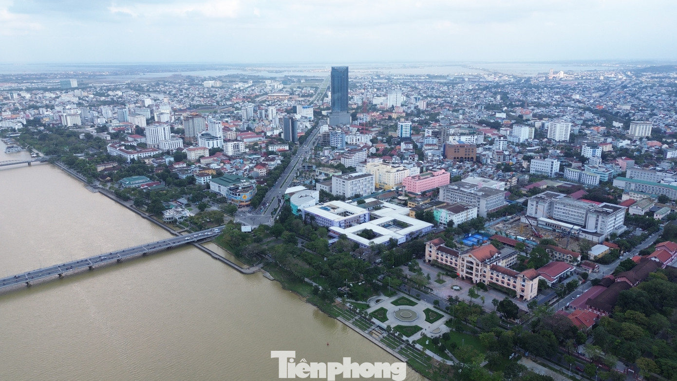 Quận Thuận Hóa (nam sông Hương) là trung tâm hành chính trị toàn đô thị và cấp quận; trung tâm văn hóa, dịch vụ du lịch, thương mại, tài chính chính, y tế, giáo dục cấp quốc gia và quốc tế; là khu vực mở rộng đô thị trung tâm về phía Nam theo sự tăng trưởng đô thị. Bảo tồn, tôn tạo khu vực di sản lịch sử như đàn Nam Giao, lăng vua Tự Đức... Quận Thuận Hóa (nam sông Hương) là trung tâm hành chính trị toàn đô thị và cấp quận; trung tâm văn hóa, dịch vụ du lịch, thương mại, tài chính chính, y tế, giáo dục cấp quốc gia và quốc tế; là khu vực mở rộng đô thị trung tâm về phía Nam theo sự tăng trưởng đô thị. Bảo tồn, tôn tạo khu vực di sản lịch sử như đàn Nam Giao, lăng vua Tự Đức...