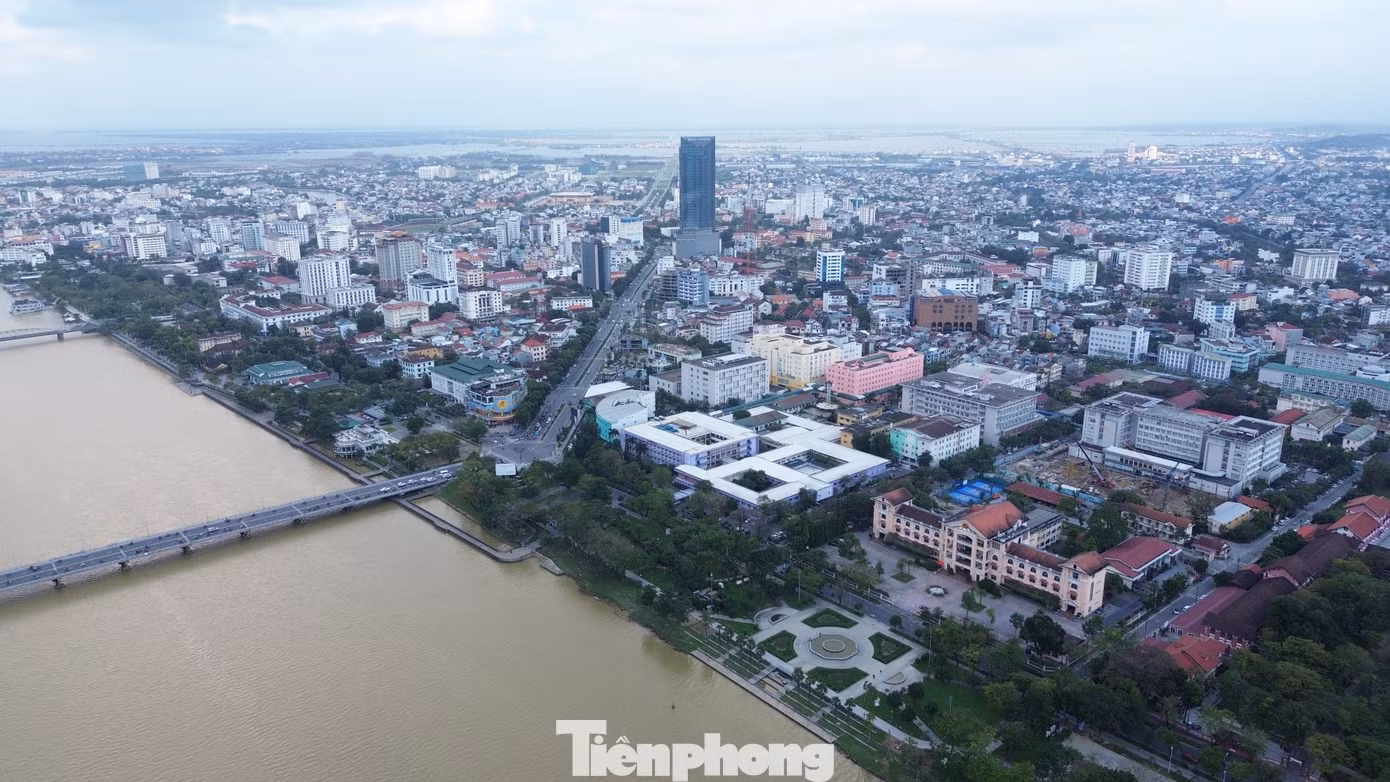 Quận Thuận Hóa (nam sông Hương) là trung tâm hành chính trị toàn đô thị và cấp quận; trung tâm văn hóa, dịch vụ du lịch, thương mại, tài chính chính, y tế, giáo dục cấp quốc gia và quốc tế; là khu vực mở rộng đô thị trung tâm về phía Nam theo sự tăng trưởng đô thị. Bảo tồn, tôn tạo khu vực di sản lịch sử như đàn Nam Giao, lăng vua Tự Đức...