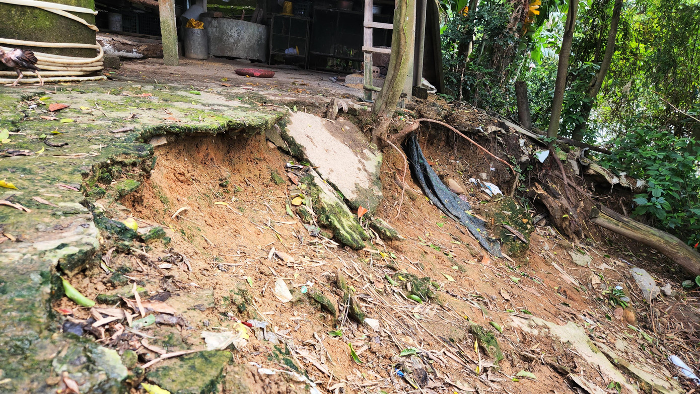 Theo tìm hiểu của PV, tình trạng sạt lở bờ sông Bồ thuộc xã Phong Sơn ngày càng trở nên nghiêm trọng thời gian gần đây do các đợt mưa lũ lớn xảy ra dồn dập, cùng với tình trạng khai thác cát trái phép khiến cho nhiều bãi bồi dọc bờ sông dần trôi mất hết đất. Sụt lún, sạt lở đã ăn sâu vào vườn tược, móng nhà dân ở thôn Hiền Sĩ khiến nhiều gia đình luôn sống trong tâm trạng bất an, sợ hãi. Ảnh: N.V Theo tìm hiểu của PV, tình trạng sạt lở bờ sông Bồ thuộc xã Phong Sơn ngày càng trở nên nghiêm trọng thời gian gần đây do các đợt mưa lũ lớn xảy ra dồn dập, cùng với tình trạng khai thác cát trái phép khiến cho nhiều bãi bồi dọc bờ sông dần trôi mất hết đất. Sụt lún, sạt lở đã ăn sâu vào vườn tược, móng nhà dân ở thôn Hiền Sĩ khiến nhiều gia đình luôn sống trong tâm trạng bất an, sợ hãi. Ảnh: N.V