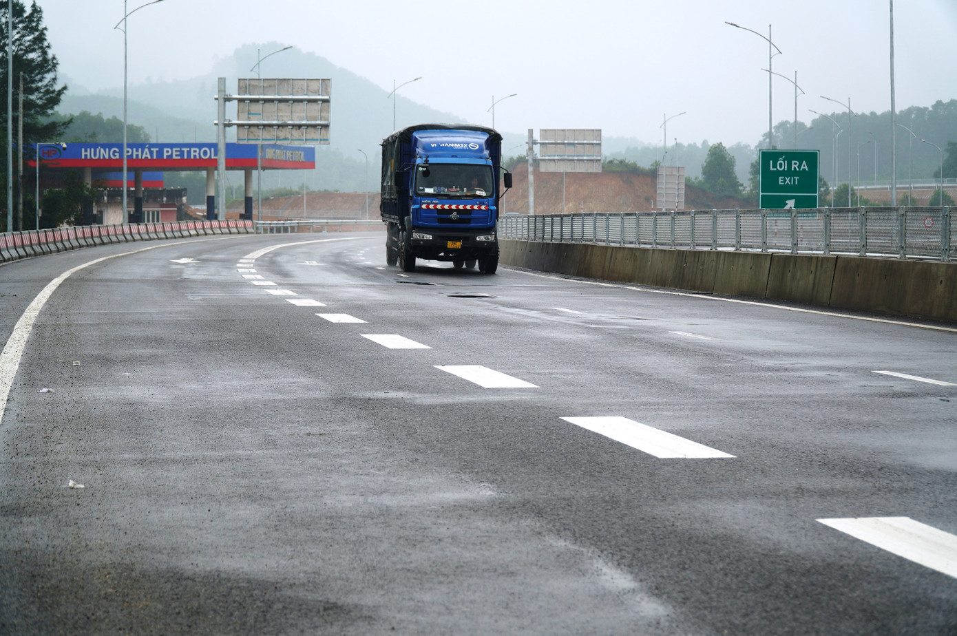 Theo đó, trong thời gian tổ chức giao thông tạm thời, các phương tiện không được lưu thông trên cao tốc Cam Lộ - La Sơn gồm: xe máy chuyên dùng có tốc độ thiết kế nhỏ hơn 70 km/giờ; xe máy, xe mô-tô 2 bánh; máy kéo, xe mô-tô ba bánh, xe gắn máy (kể cả xe máy điện) và các loại xe tương tự (trừ các phương tiện tuần tra theo quy định); xe máy thi công tự hành, xe bánh xích (trừ các phương tiện làm nhiệm vụ duy tu bảo dưỡng, kiểm tra, sửa chữa đường cao tốc); xe thô sơ, người đi bộ và xe súc vật kéo.