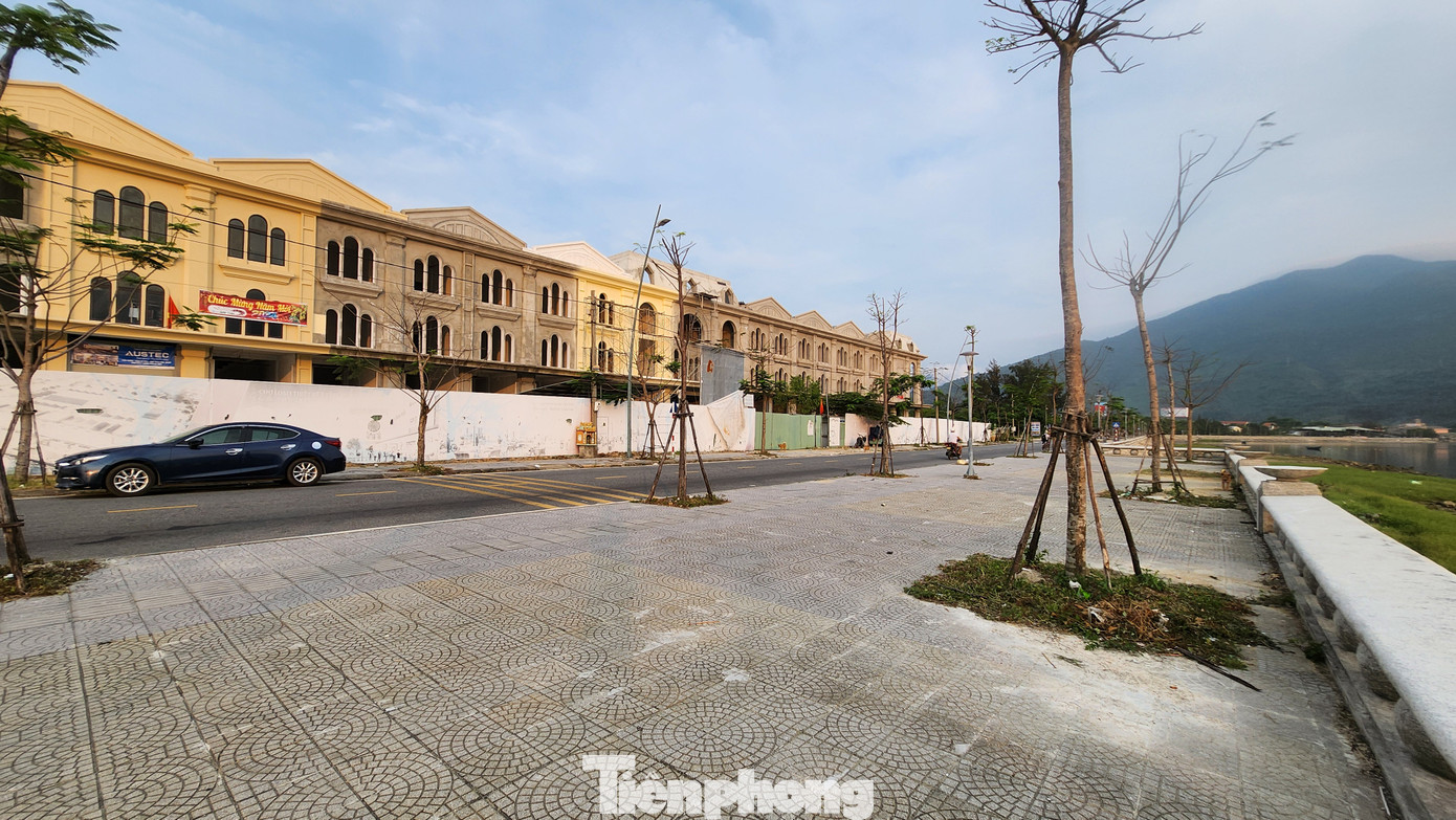 Nơi đây sẽ hình thành phố đi bộ thuộc đoạn đường Nguyễn Văn từ chợ mới Lăng Cô đến Trường THCS Lăng Cô, với chiều dài khoảng 450m và đoạn đường rộng 33m nối từ Quốc lộ đến đường Nguyễn Văn dài 250m. Dự kiến trên tuyến phố đi bộ sẽ có 5 khu vực diễn ra các hoạt động văn hóa, trải nghiệm, ẩm thực, trưng bày.