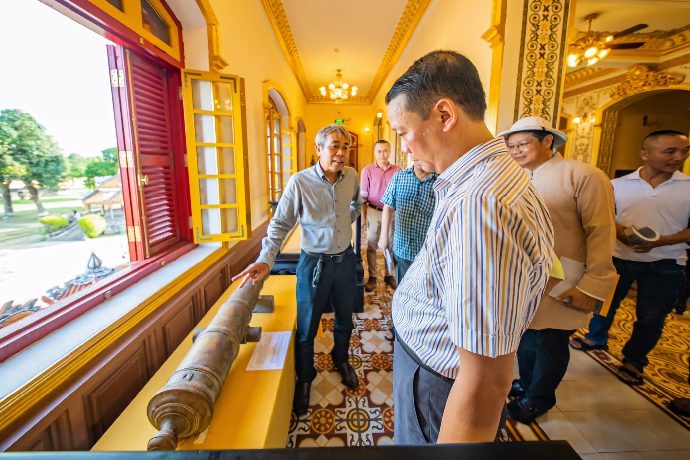 Súng thần công có niên đại vào năm Minh Mạng thứ 3 (1822) được trưng bày tại triển lãm. Đây là khẩu thứ 256 trong số 300 khẩu súng thần công được đúc thời Minh Mạng, mệnh danh là Vũ Công tướng quân. Cổ vật được các ngư dân phát hiện, trục vớt tại vùng biển Thuận An (TP. Huế). Ảnh: TTBTDTCĐ Huế.