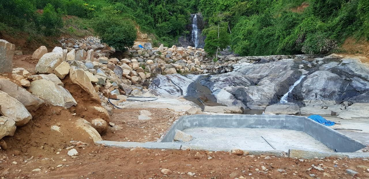 Với hành vi vi phạm về trật tự xây dựng trên đất công, chủ đầu tư khu du lịch "chui" bị xử phạt 15 triệu đồng. Ảnh: N.V