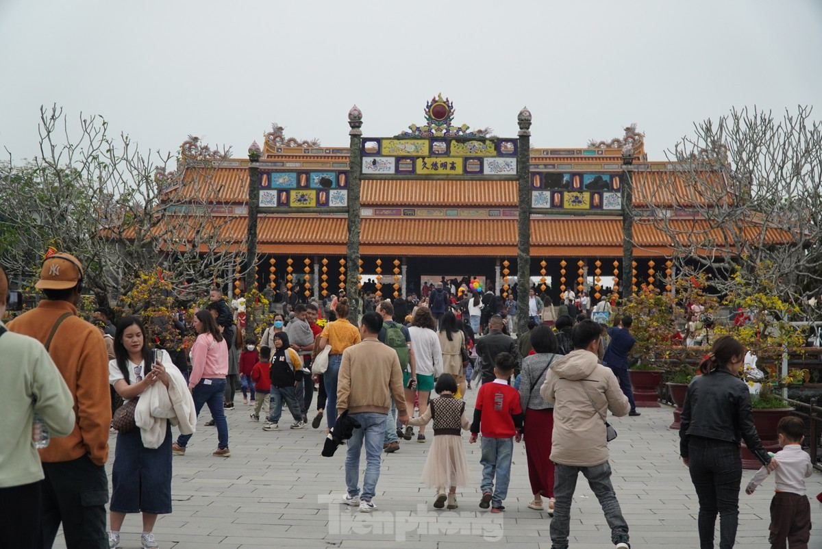 Khu Di sản Huế luôn có sức hút với du khách trong nước và quốc tế. Khu Di sản Huế luôn có sức hút với du khách trong nước và quốc tế.