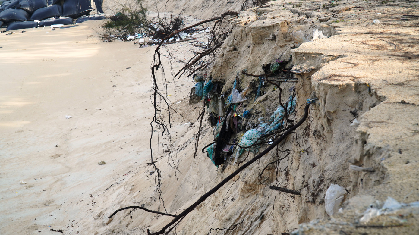 Tại TT-Huế năm nào cũng xảy ra tình trạng sạt lở bờ biển, bờ sông vào mùa mưa bão, gây nên tình trạng mất đất, trôi nhà, phá hủy hạ tầng giao thông, du lịch ở nhiều huyện như Phong Điền, Phú Vang, Phú Lộc, TP. Huế…