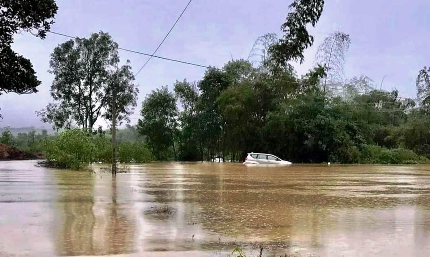 Xe ô tô gặp nạn tại huyện Phong Điền do lũ lụt. Ảnh: CTV