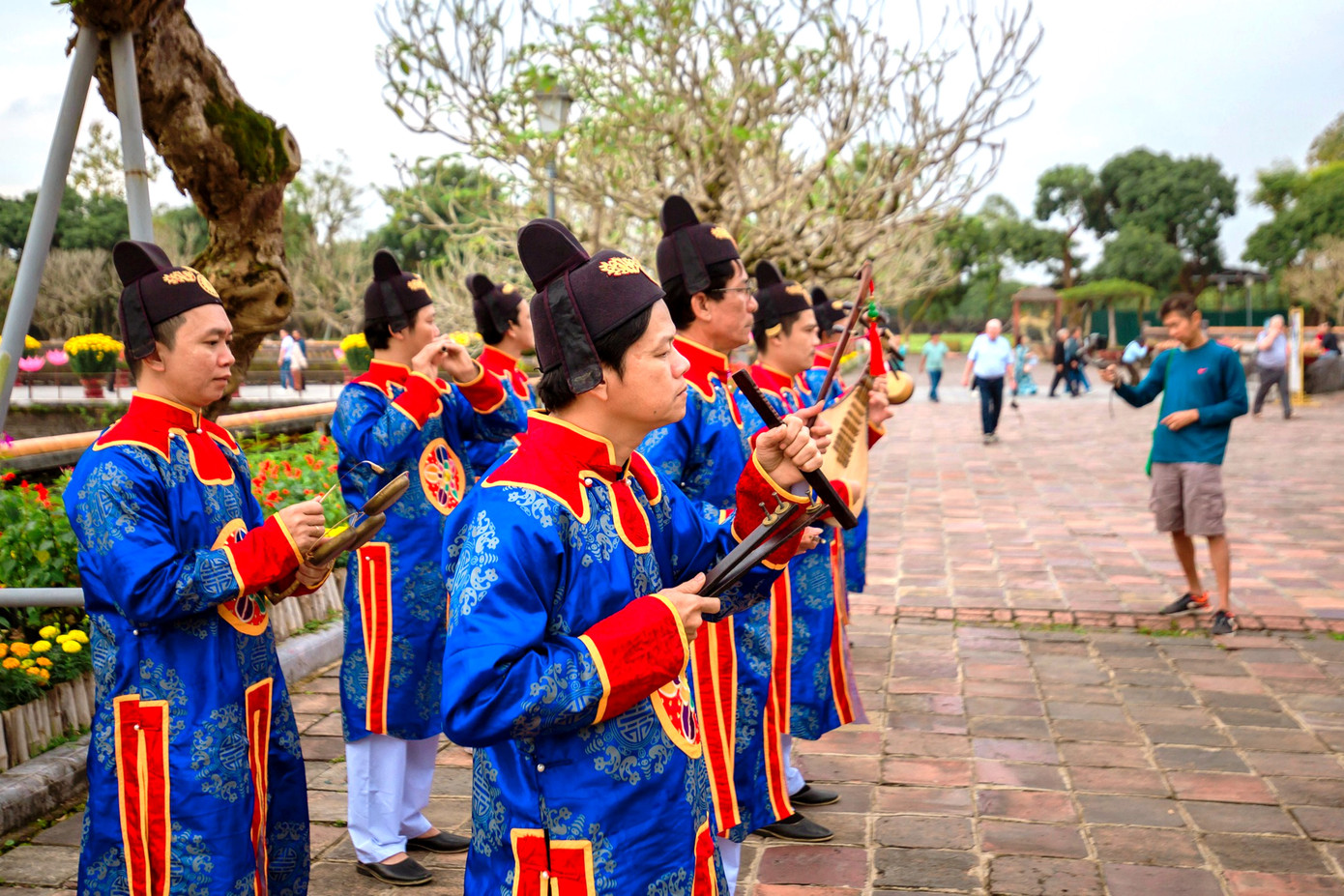 Biểu diễn tiểu nhạc truyền thống trước sân điện Thái Hòa - nơi từng là trung tâm quyền lực của triều Nguyễn. Ảnh: TTBTDTCĐ Huế