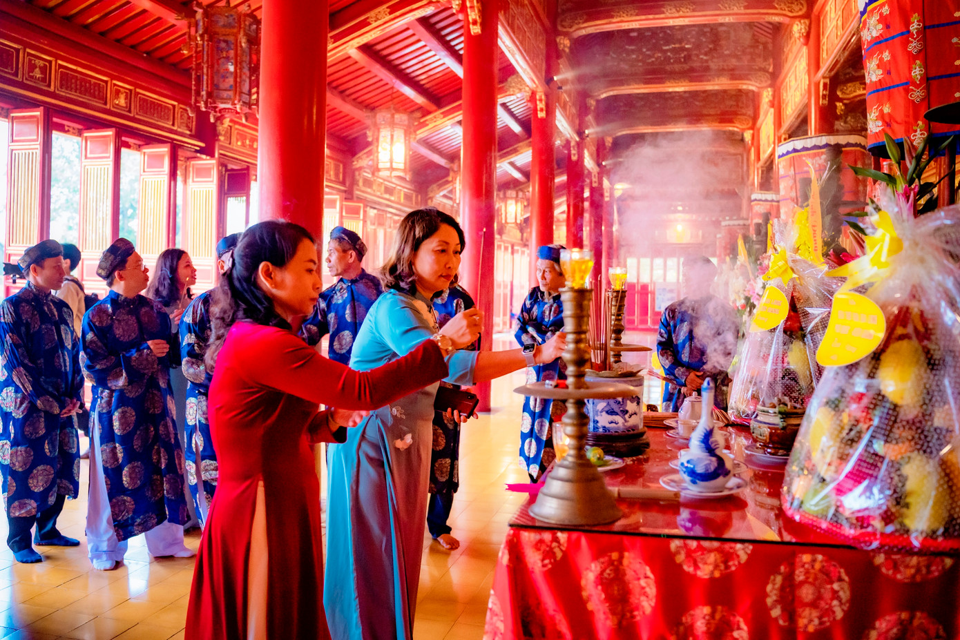 Dâng hương tưởng niệm các bậc tiền nhân. Ảnh: Đình Hoàng.