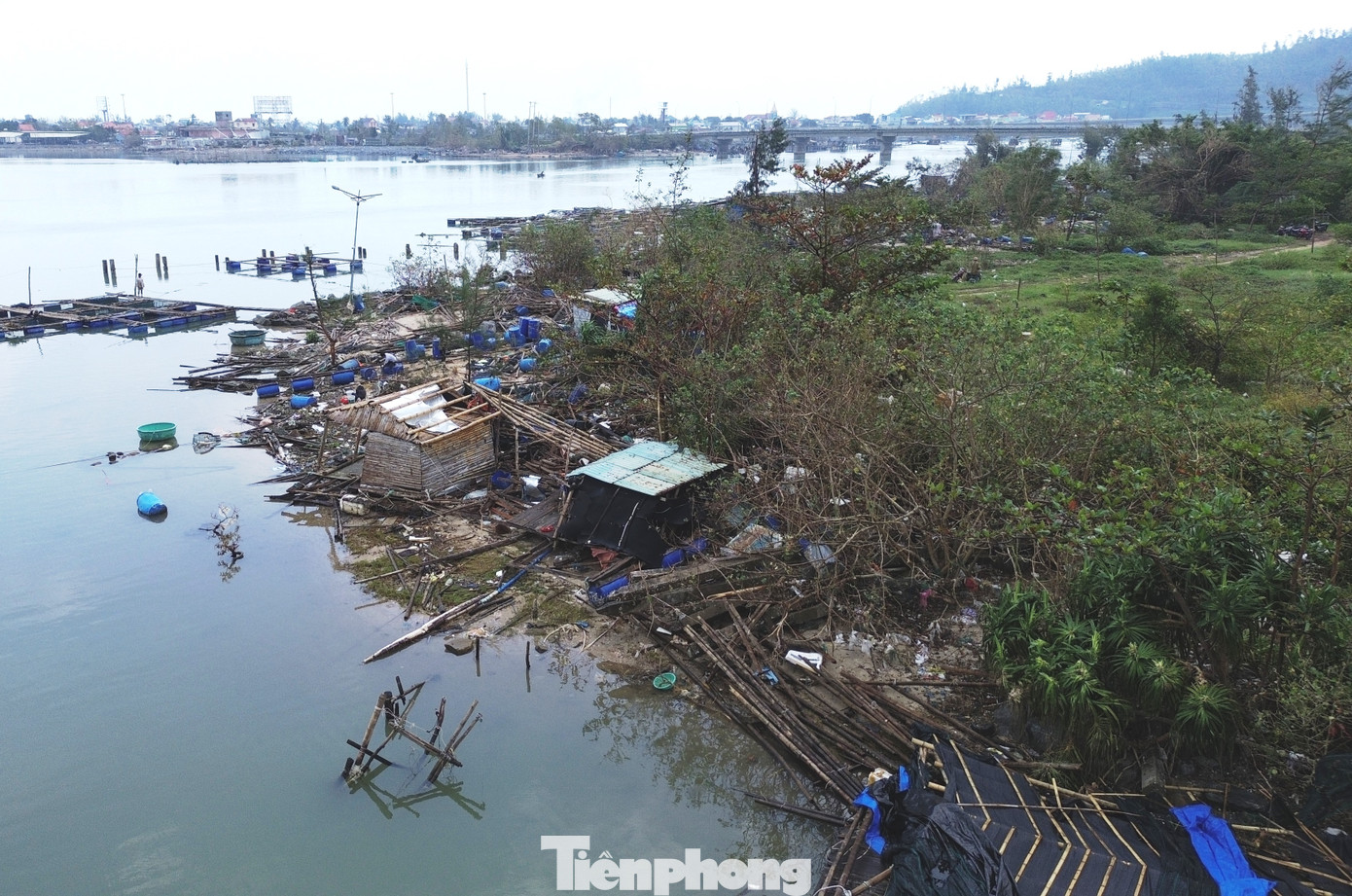 Đã nhiều ngày trôi qua kể từ sau khi bão số 6 quét qua địa phương gây ra nhiều thiệt hại, hàng chục hộ nuôi cá lồng tại thị trấn Lăng Cô vẫn chưa thể gượng dậy để tái sản xuất, khôi phục sinh kế do chịu thiệt hại dồn dập.