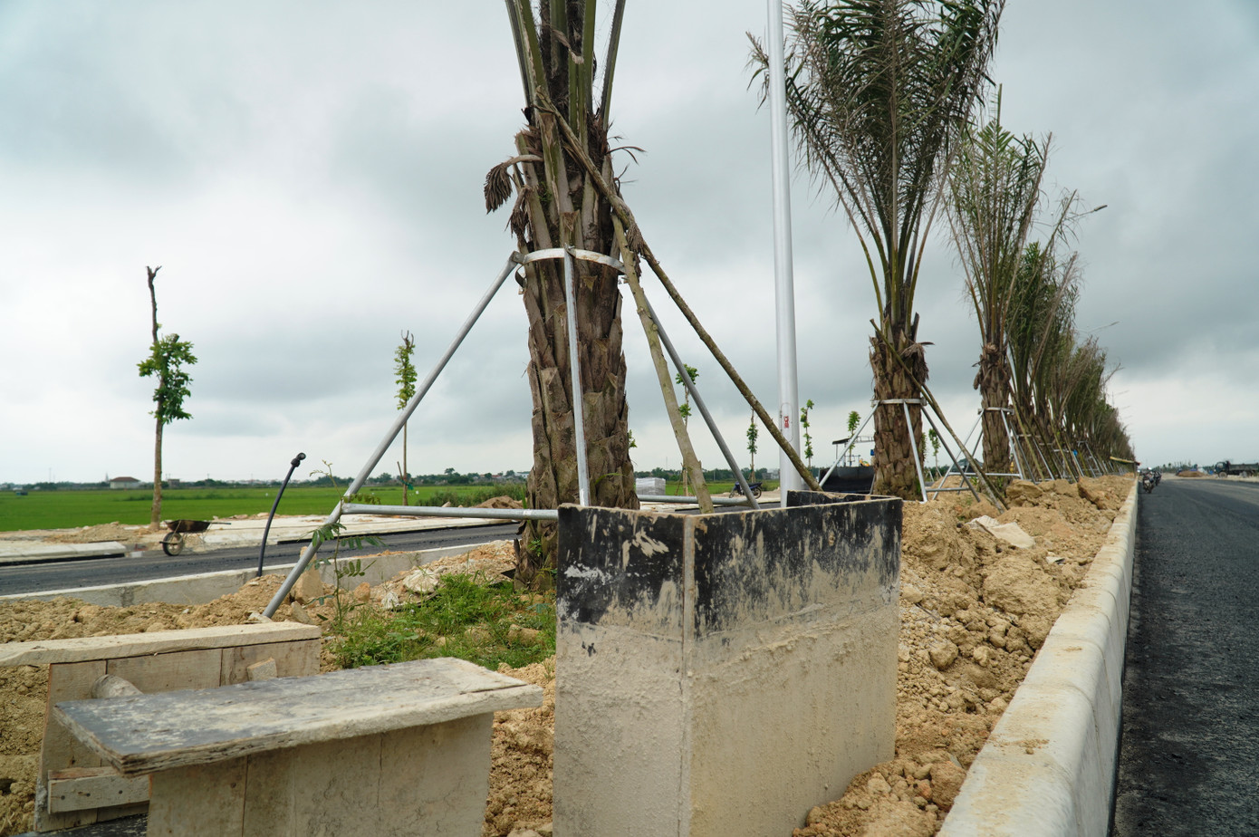 Liên quan điều chỉnh tổng mức đầu tư dự án đường Phú Mỹ - Thuận An, thông tin từ UBND tỉnh TT-Huế cho biết, dự án được phê duyệt từ năm 2017, đến nay, qua quá trình triển khai thực hiện tổng mức đầu tư của dự án đã vượt so với tổng mức đầu tư được phê duyệt từ 344,985 tỷ đồng lên 371,850 tỷ đồng (tăng 26,865 tỷ đồng). Liên quan điều chỉnh tổng mức đầu tư dự án đường Phú Mỹ - Thuận An, thông tin từ UBND tỉnh TT-Huế cho biết, dự án được phê duyệt từ năm 2017, đến nay, qua quá trình triển khai thực hiện tổng mức đầu tư của dự án đã vượt so với tổng mức đầu tư được phê duyệt từ 344,985 tỷ đồng lên 371,850 tỷ đồng (tăng 26,865 tỷ đồng).