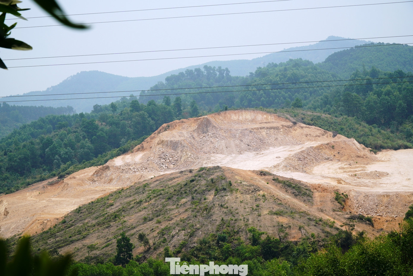 Điều đáng nói, hành vi thi công trái phép và đào ủi đồi núi tự nhiên tại xã Phú Sơn của Công ty Hùng Vân đến nay vẫn chưa bị cơ quan chức năng nào tại tỉnh TT-Huế xem xét xử lý, phạt hành chính. Đại diện chính quyền xã Phú Sơn giải thích rằng, khu vực dự án xa vùng dân cư, nằm ở vị trí đồi núi hẻo lánh, lực lượng địa phương mỏng, nên không phát hiện, ngăn chặn kịp thời.