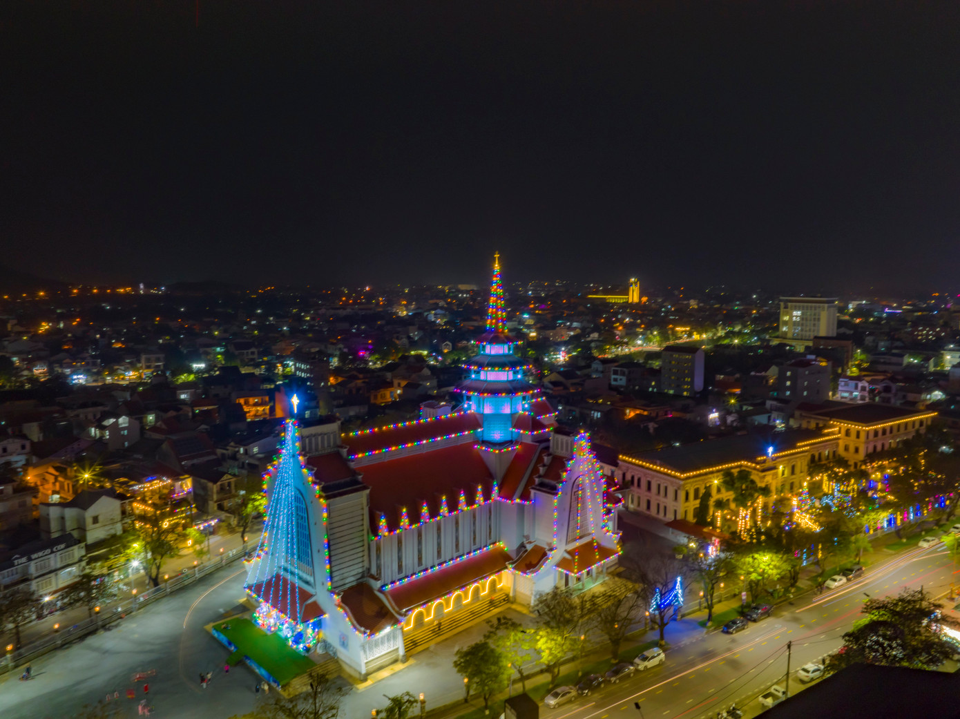 Nhà thờ Dòng Chúa Cứu Thế (phường Phú Nhuận, Huế) trước thời khắc bước vào đêm lễ Giáng sinh 2022. Ảnh: Đình Hoàng