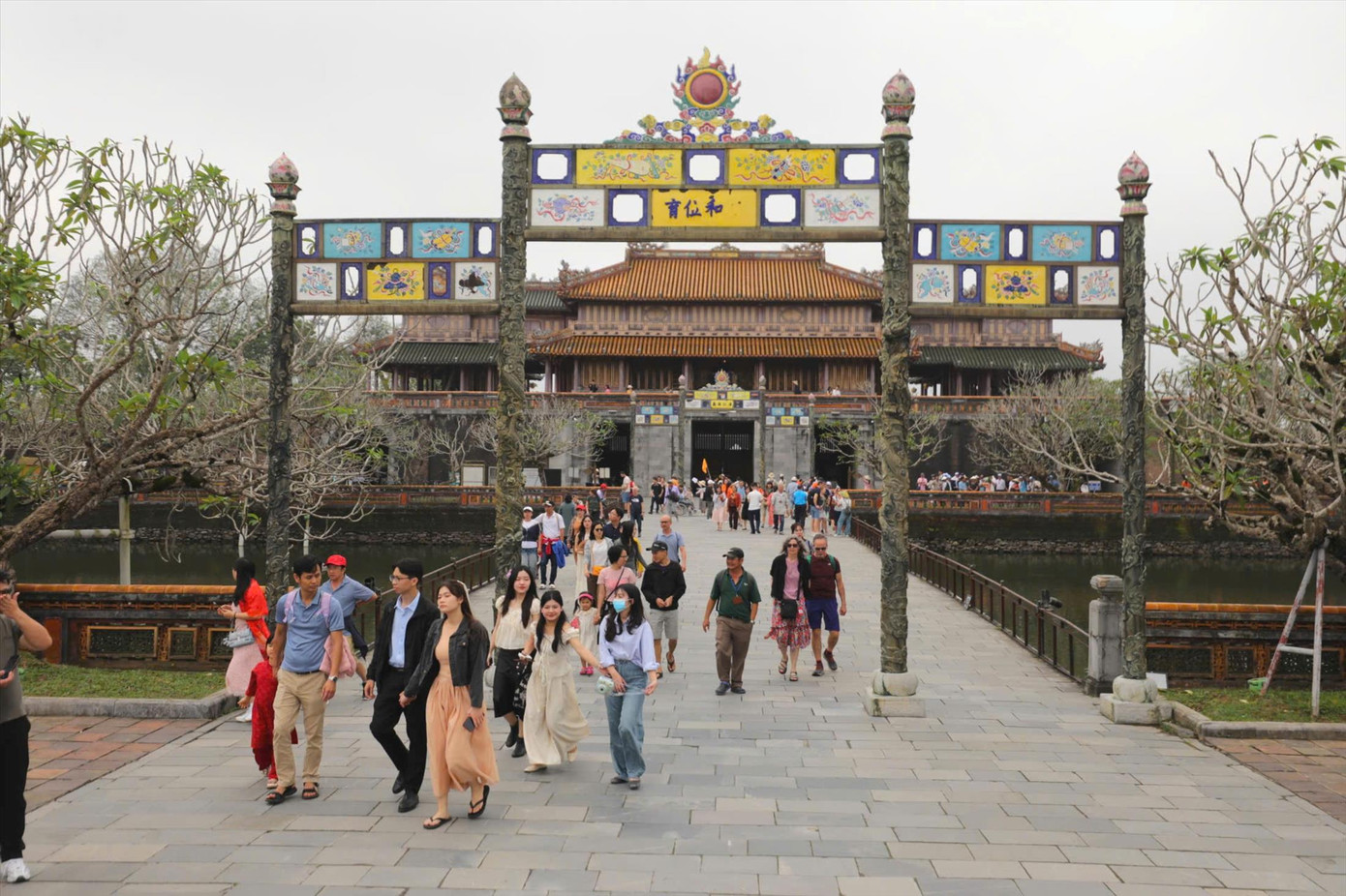 Huế dự kiến đón khoảng 150.000 lượt du khách trong dịp nghỉ lễ 30/4-1/5. Huế dự kiến đón khoảng 150.000 lượt du khách trong dịp nghỉ lễ 30/4-1/5.