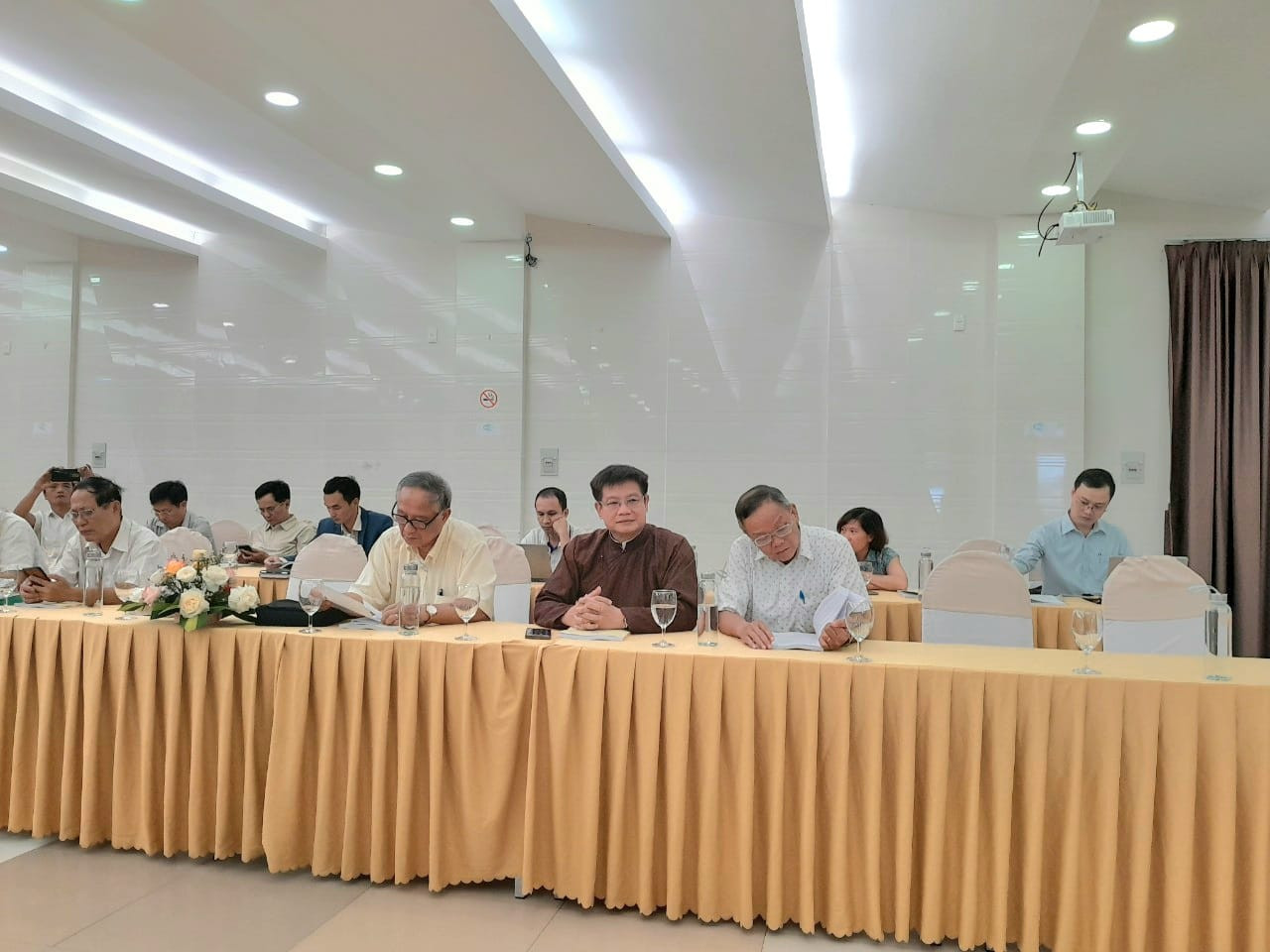 Các đại biểu tham gia ý kiến tại hội thảo nhằm làm rõ thêm vị thế Việt Nam qua những lần thay đổi quốc hiệu. Ảnh: V.T.H