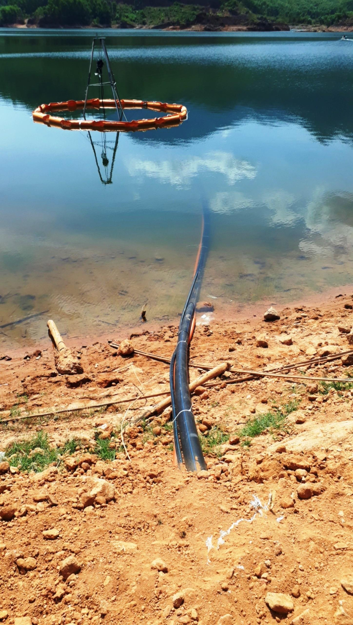 Huế nắng nóng kỷ lục, dân chắt gạn từng khối nước cứu lúa ảnh 8