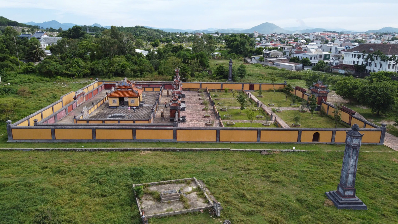 Do những biến thiên của lịch sử, ảnh hưởng chiến tranh, thời gian, khu An Lăng bị người dân lấn chiếm làm nơi ở, sinh sống từ hàng chục năm qua. Công trình di tích cũng xuống cấp nghiêm trọng.