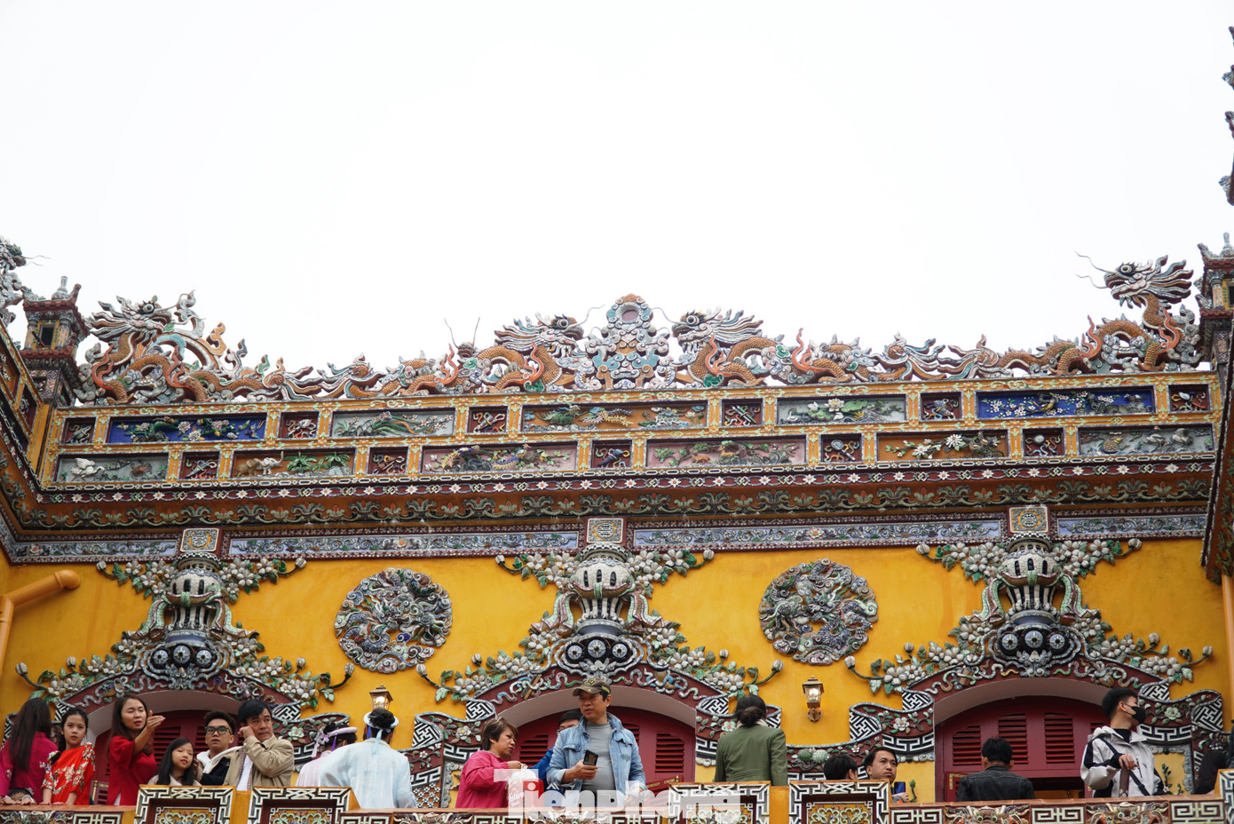 Bờ nóc điện Kiến Trung không thể thiếu các đôi rồng uy nghi.