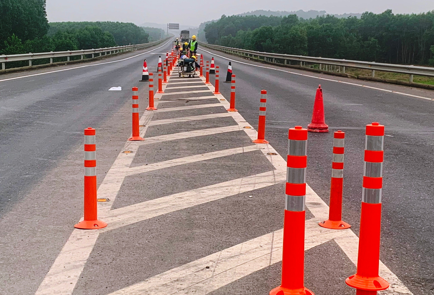 Bổ sung cọc tiêu mềm tại đầu dải phân cách.