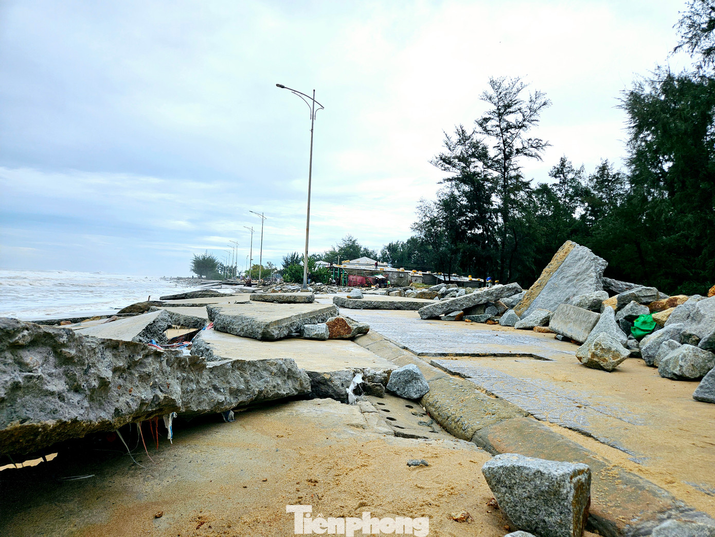 Một đoạn bờ biển từng bị triều cường xâm thực, nay hư hỏng nặng hơn do sóng nước cường độ mạnh tràn qua.