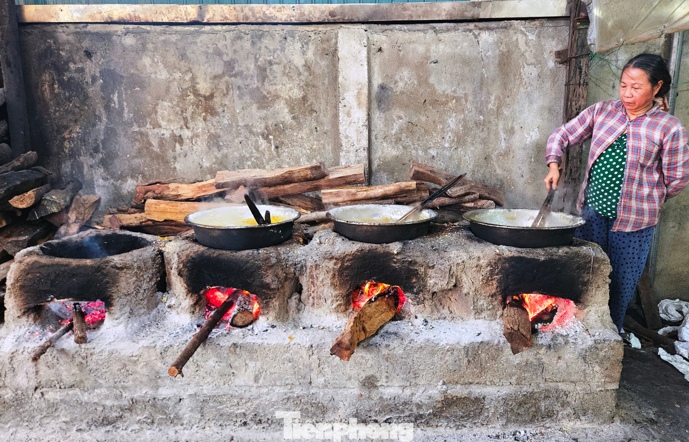 Theo ông Mai Khắc Phục - Chủ tịch UBND phường Kim Long, tại địa phương vẫn còn nhiều hộ dân giữ nghề truyền thống làm mứt gừng. Cuối năm 2024 vừa qua, nghề mứt gừng Kim Long được UBND tỉnh Thừa Thiên-Huế (nay là thành phố Huế) công nhận là nghề truyền thống của tỉnh. “Chính quyền địa phương sẽ luôn đồng hành hỗ trợ cùng người dân để phát triển nghề mứt gừng, đẩy mạnh quảng bá, giới thiệu sản phẩm. Trong đó ưu tiên phát triển về chất lượng sản phẩm và mẫu mã, mở rộng thị trường dành cho khách du lịch”, ông Phục cho biết. Theo ông Mai Khắc Phục - Chủ tịch UBND phường Kim Long, tại địa phương vẫn còn nhiều hộ dân giữ nghề truyền thống làm mứt gừng. Cuối năm 2024 vừa qua, nghề mứt gừng Kim Long được UBND tỉnh Thừa Thiên-Huế (nay là thành phố Huế) công nhận là nghề truyền thống của tỉnh. “Chính quyền địa phương sẽ luôn đồng hành hỗ trợ cùng người dân để phát triển nghề mứt gừng, đẩy mạnh quảng bá, giới thiệu sản phẩm. Trong đó ưu tiên phát triển về chất lượng sản phẩm và mẫu mã, mở rộng thị trường dành cho khách du lịch”, ông Phục cho biết.