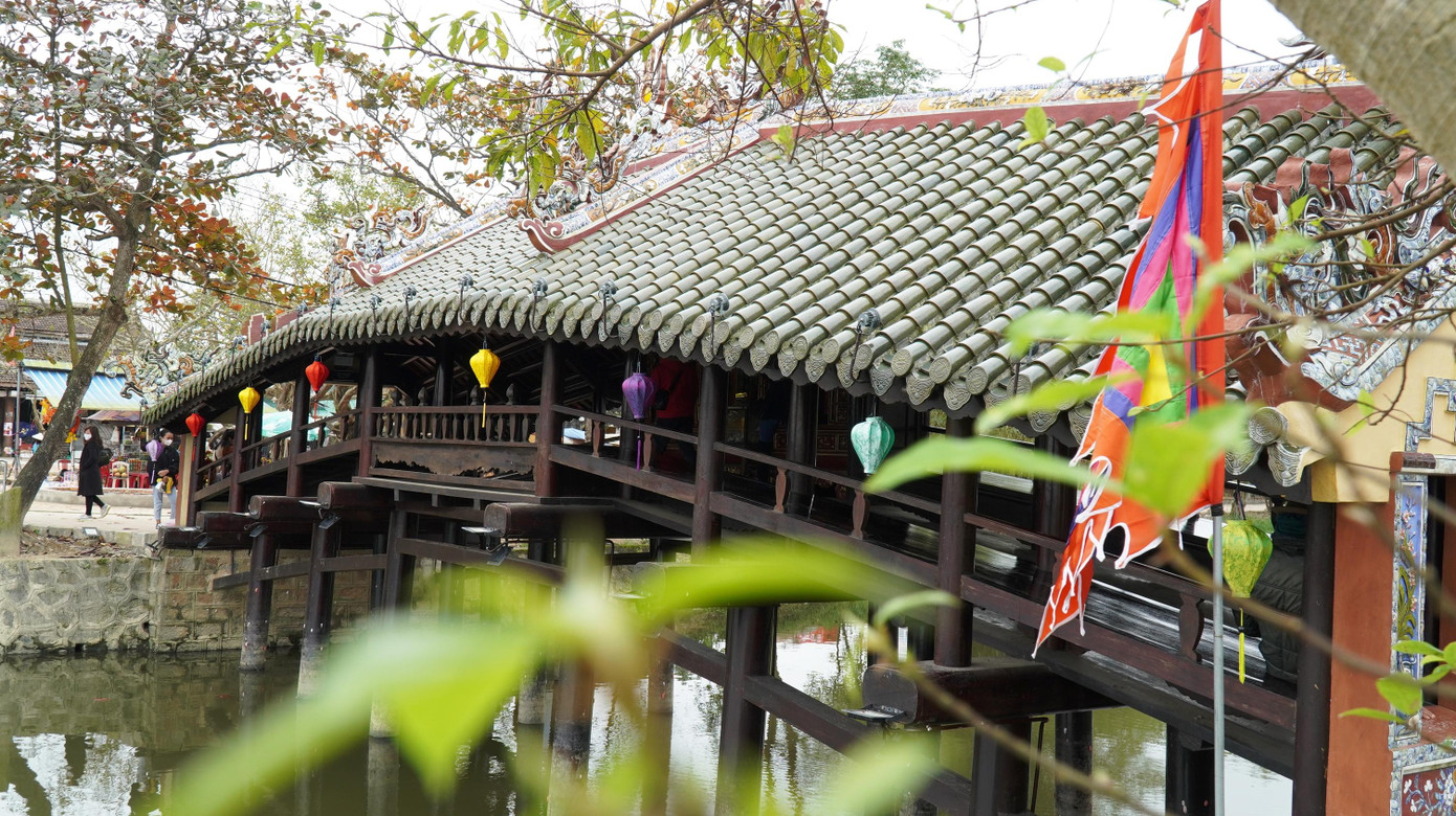 Những lần lễ lớn, đặc biệt là dịp Tết Nguyên đán, bên dòng sông Như Ý - nơi có cây cầu ngói di tích Thanh Toàn độc đáo và nổi tiếng đã gần 250 năm tuổi bắc ngang, hội bài chòi xã Thủy Thanh (thị xã Hương Thủy, tỉnh TT-Huế) lại tưng bừng, rộn ràng những câu hò, tiếng hô dung dị, mộc mạc đậm chất thôn dã, tình quê.