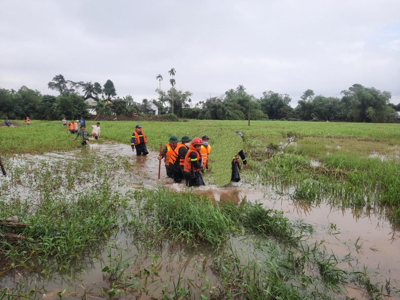 Thi thể hai cậu cháu bị lũ cuốn tử vong đã được lực lượng chức năng tìm thấy vào sáng 4/12. Ảnh CTV Thi thể hai cậu cháu bị lũ cuốn tử vong đã được lực lượng chức năng tìm thấy vào sáng 4/12. Ảnh CTV