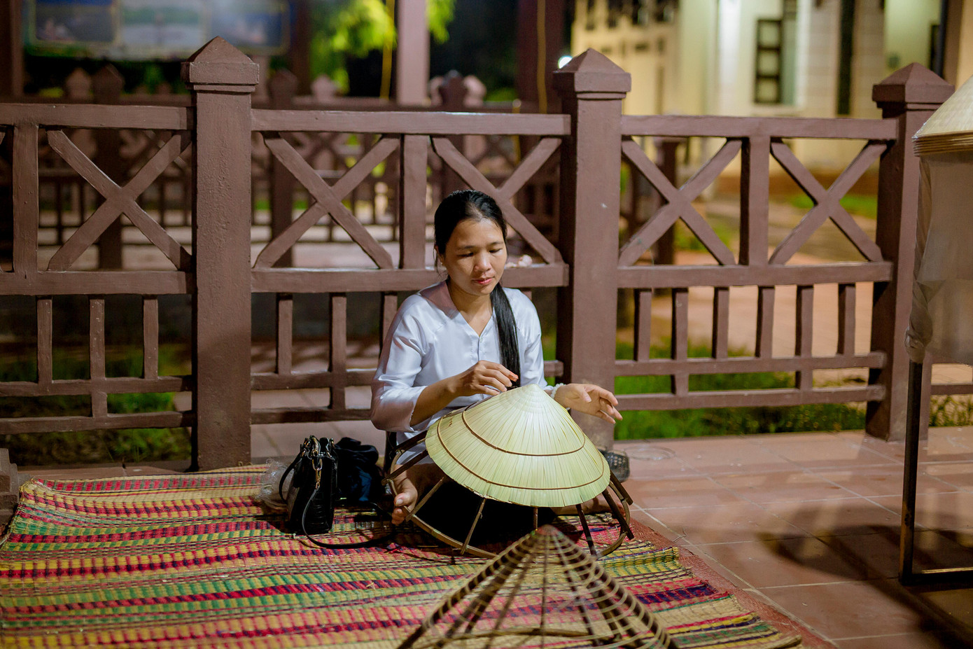 Tại phiên chợ còn có những hoạt động trình diễn, trải nghiệm như xay lúa, giã gạo, làm các loại bánh, nấu bánh canh, cất rớ, tát nước, chằm nón… Nhiều trò chơi dân gian vui nhộn cũng được tái hiện tại chợ đêm như bịt mắt đập om, ném vòng vào cổ vịt, nhảy sạp, đi cầu khỉ ném bóng, giành ghế, vật tay… kết hợp với chương trình đinh “Đêm hội quê hương” tổ chức theo phong cách “mở”. Ảnh: Đình Hoàng