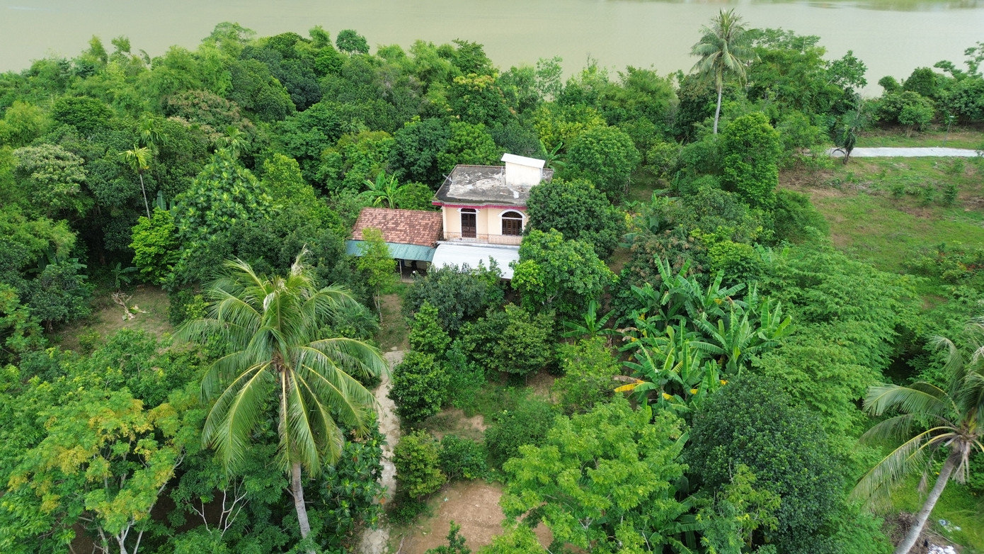 Liên quan đến tình trạng thi công dang dở tại cồn Dã Viên, đại diện chủ đầu tư cho biết, nguyên nhân chính là do vướng mắc trong công tác giải phóng mặt bằng. Khu vực triển khai dự án chỉnh trang hiện vẫn còn một hộ dân chưa bàn giao mặt bằng.