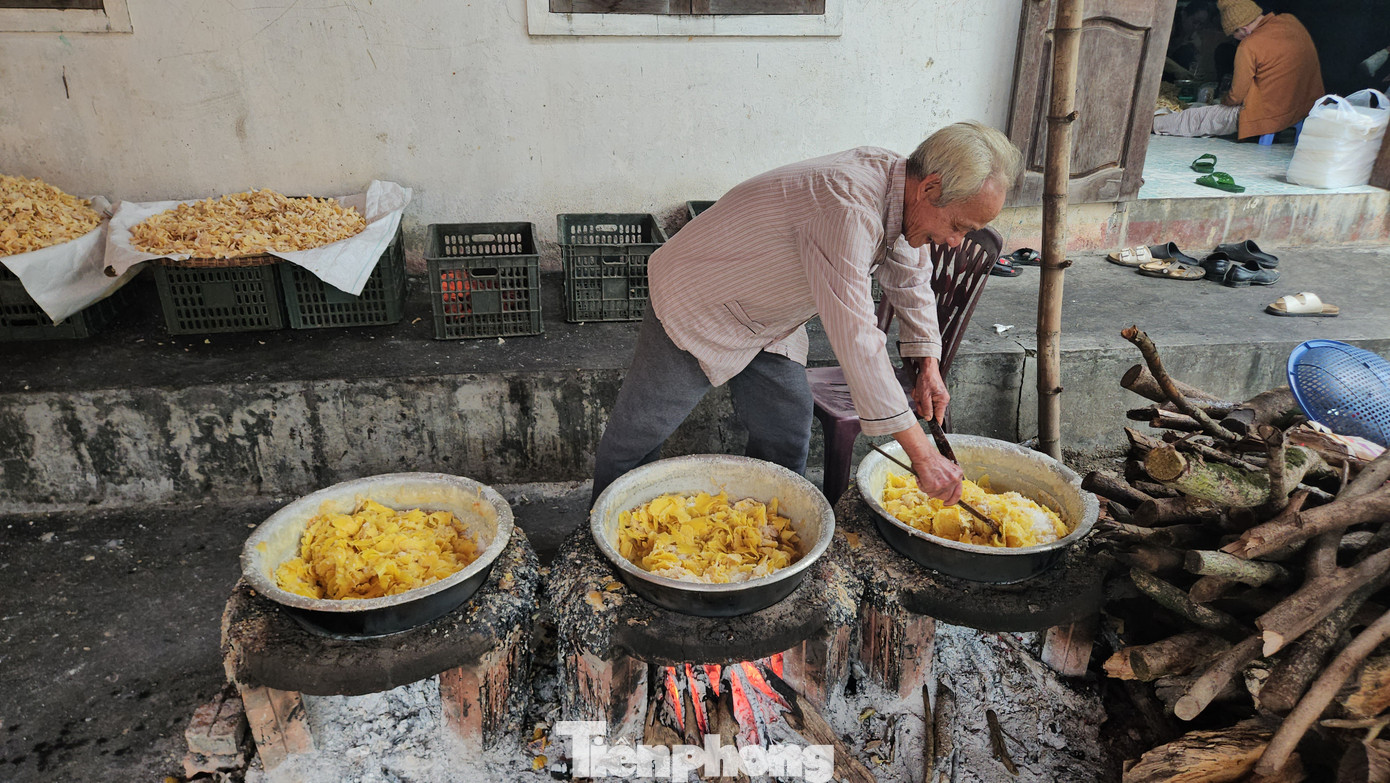 Ngày cuối tháng Chạp, tại căn nhà của ông Trương Đình Thử (80 tuổi, đường Phạm Thị Liên, phường Kim Long) luôn rộn rịp người vào ra. Những người thợ làm mứt dường như không ngơi nghỉ, họ tất bật thực hiện các công đoạn rim nấu để tạo ra nhiều mẻ mứt gừng thơm ngon, vàng óng. Ngày cuối tháng Chạp, tại căn nhà của ông Trương Đình Thử (80 tuổi, đường Phạm Thị Liên, phường Kim Long) luôn rộn rịp người vào ra. Những người thợ làm mứt dường như không ngơi nghỉ, họ tất bật thực hiện các công đoạn rim nấu để tạo ra nhiều mẻ mứt gừng thơm ngon, vàng óng.