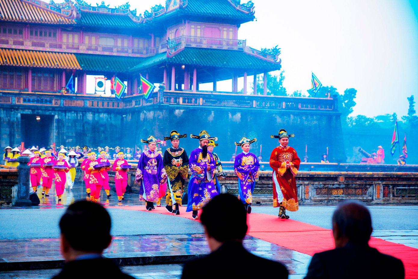 Festival Huế 2023 cũng tiếp tục khai thác các hình thái lễ hội dân gian, lễ hội cung đình, lễ hội tôn giáo, lễ hội truyền thống hiện có, đồng thời từng bước xây dựng các chương trình lễ hội mới, phù hợp với xu thế, đáp ứng nhu cầu thưởng ngoạn của công chúng, phát triển trở thành sản phẩm du lịch lễ hội, góp phần phát triển kinh tế xã hội. Ảnh: Đình Hoàng