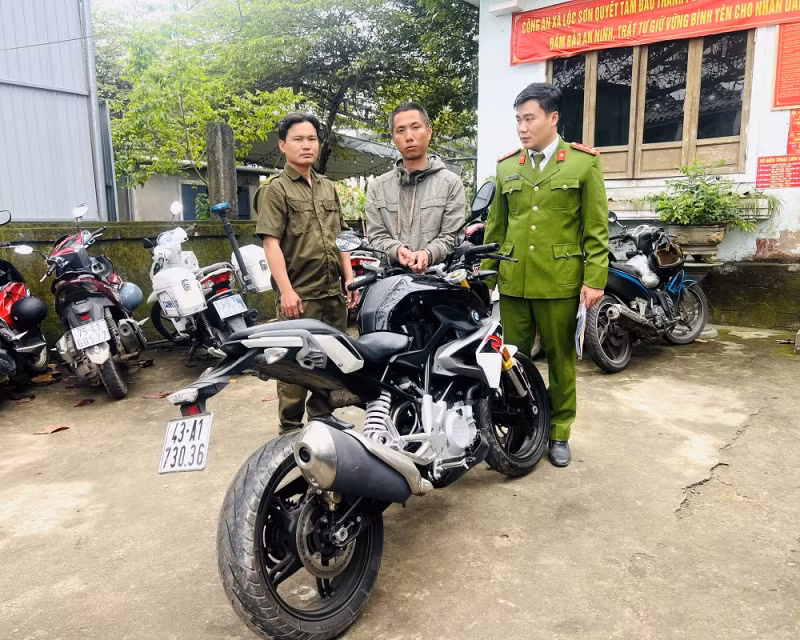 Chiếc mô tô BMW do đối tượng Hải (giữa) đánh cắp từ Đà Nẵng.