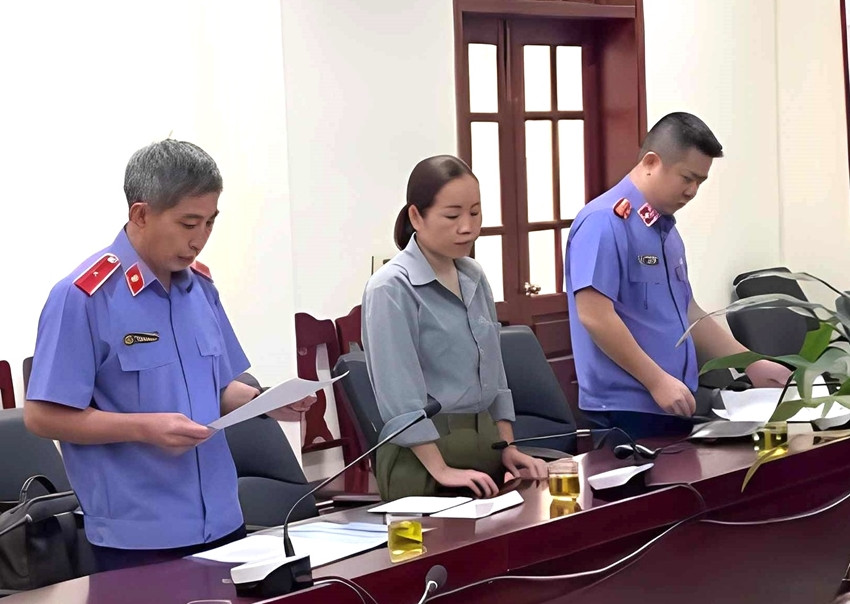 Bà Lê Thị Phi Khanh (giữa) - kế toán Cục Thi hành án dân sự TP Huế bị khởi tố, bắt tạm giam.