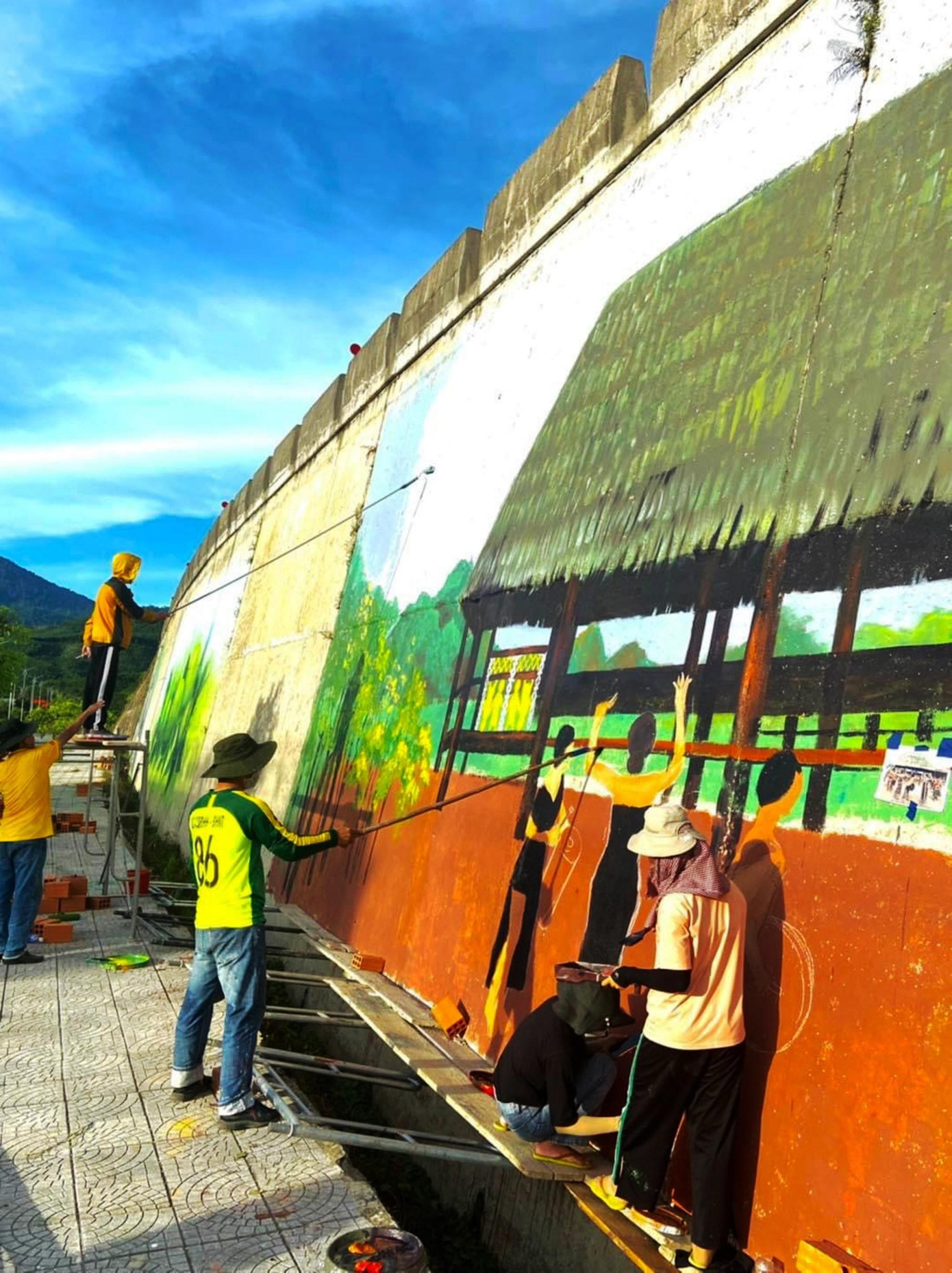 Con đường bích họa gồm 6 bức tranh vẽ cỡ lớn trên vách ta luy âm thuộc cao tốc La Sơn - Túy Loan qua địa bàn Nam Đông.