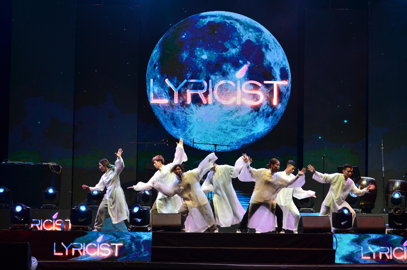 Góp mặt trong Gala giã bạn là những gương mặt nổi tiếng của làng nhạc Việt, cùng các nghệ sĩ đến từ nhiều quốc gia, như Ban nhạc Da LAB, Chillies, nhóm nhảy Lyricist, Nhà hát ca kịch Huế, Đoàn nghệ thuật dân ca Việt Bắc, Đoàn múa Nga Belogorie, nhóm Nine Family, nhóm nhảy Unity Crew, nhóm nhạc Tây Ban Nha España te quiero…