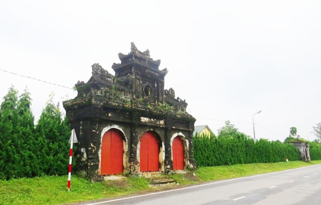 Theo các sử liệu, năm 1803, vua Gia Long xây dựng Đốc Học đường thuộc địa phận An Ninh Thượng, huyện Hương Trà, cách Kinh thành Huế chừng 5 km về phía Tây. Trường nằm cạnh Văn Miếu, mặt hướng ra sông Hương. Đây được xem là trường quốc học đầu tiên được xây dựng dưới triều Nguyễn. Ảnh: Internet