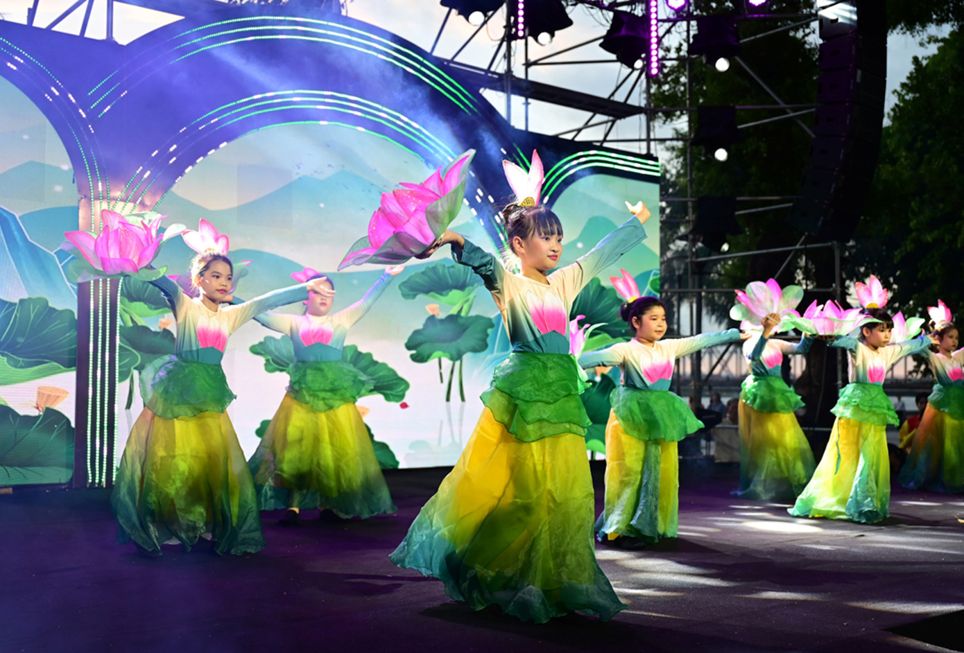 Tham gia chương trình còn có show áo dài Hồn Sen ngự của nhà thiết kế Viết Bảo. Ảnh: H.H.