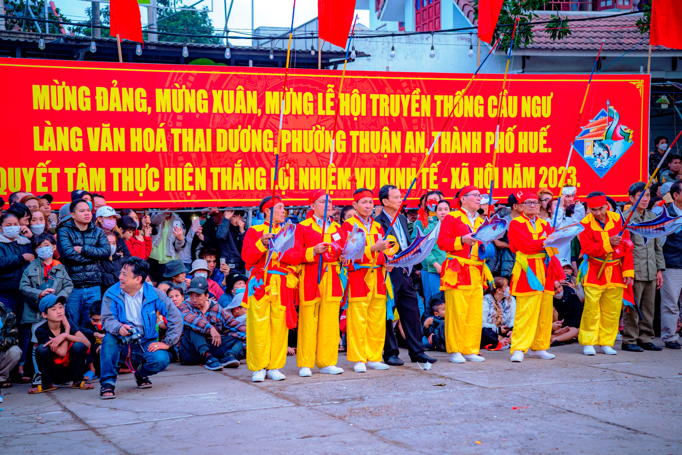 Lễ hội như nối dài thêm nhiều sinh hoạt văn hóa đậm chất truyền thống của những ngày đầu Xuân xứ Huế; thu hút đông đảo người dân, du khách tham gia. Ảnh: Đình Hoàng