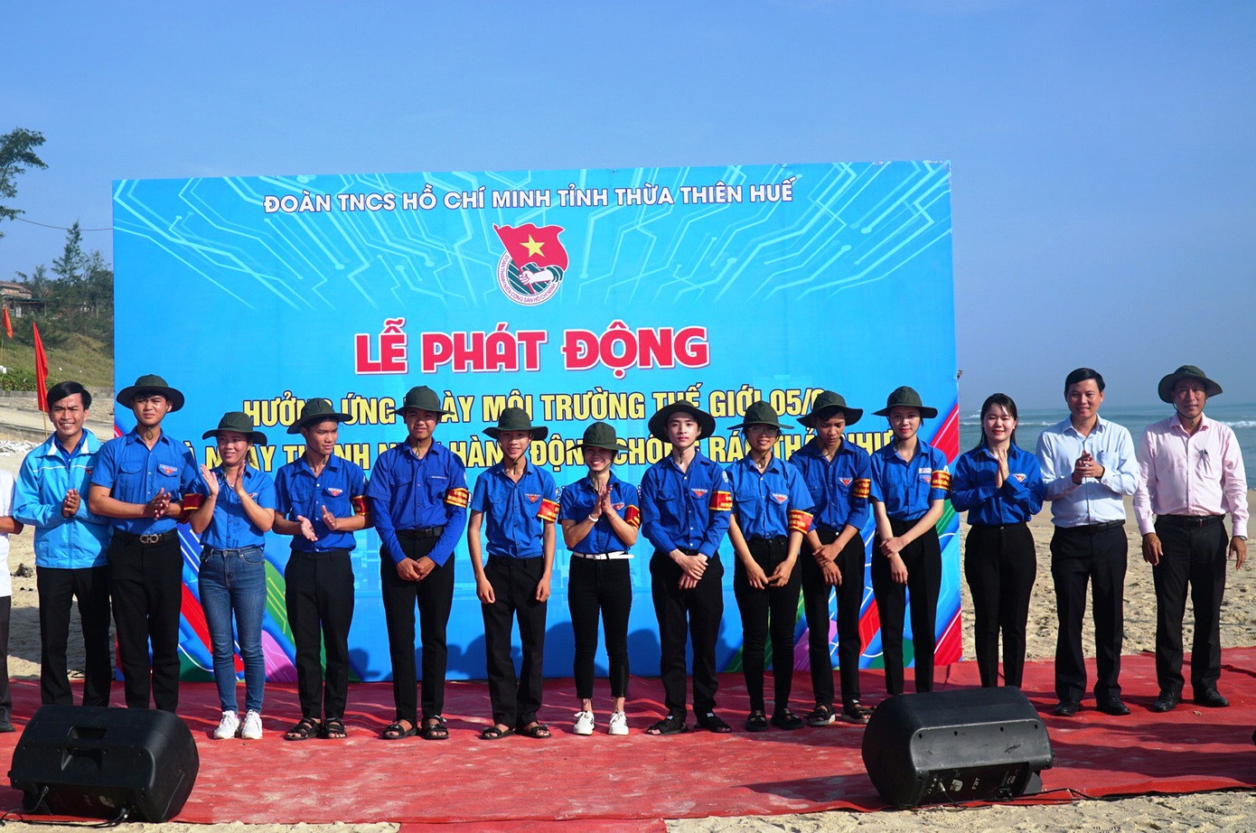 Ra mắt đội hình thanh niên hành động chống rác thải nhựa.