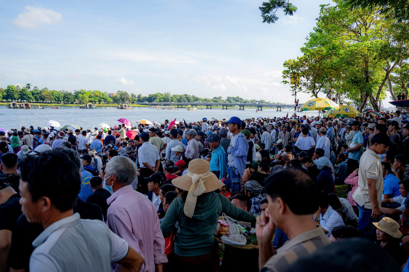 Giải đua thu hút đông đảo người dân, du khách đến cổ vũ cho các đội. Ảnh: Đình Hoàng