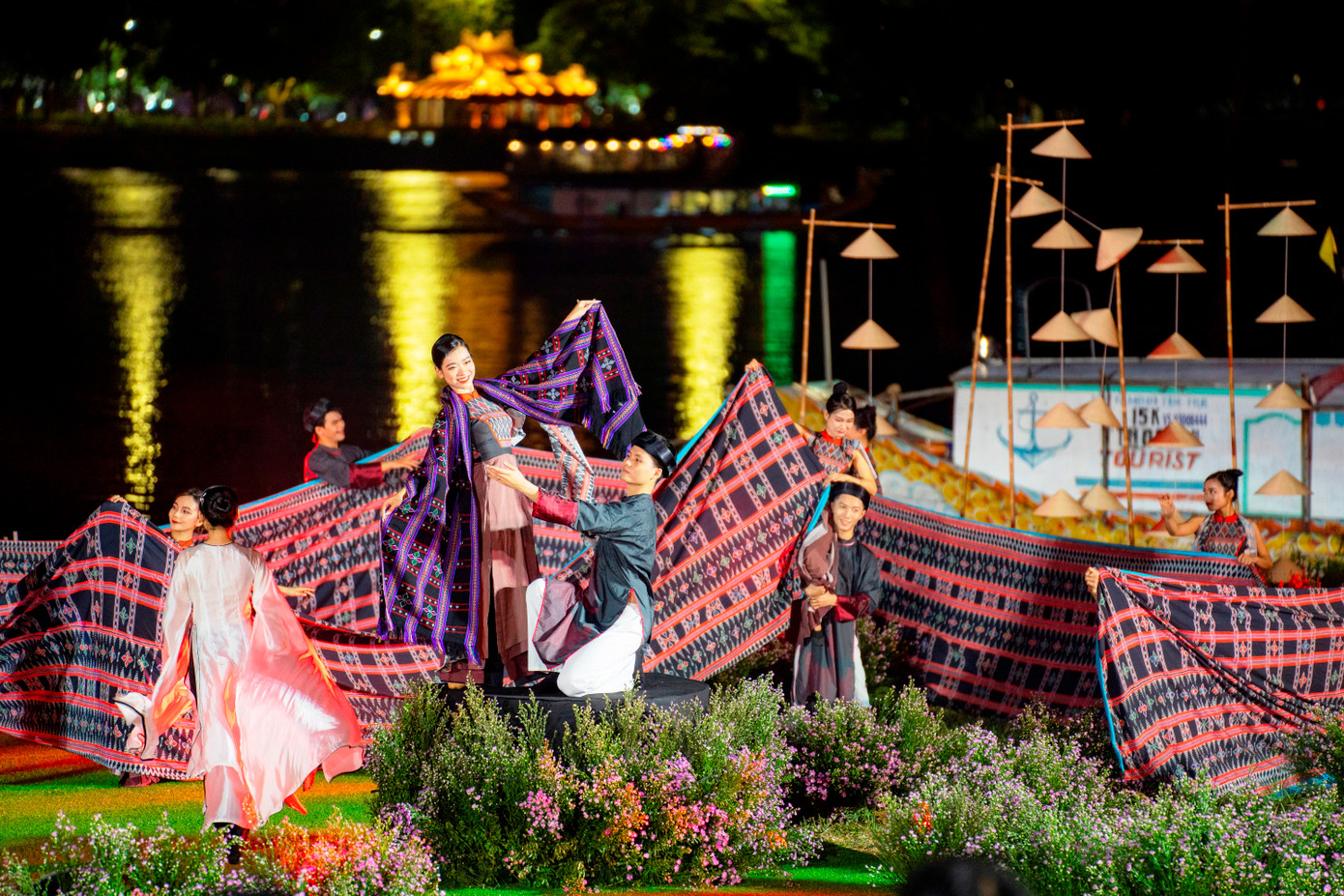 Dòng Hương giang đã trở thành ý tứ, chất liệu để các nhà thiết kế sáng tạo nên các tà áo dài với những họa tiết, sắc màu, những cỏ cây hoa lá, dấu vết thời gian…, đó còn là sử thi về một dòng sông gắn kết với những tà áo dài qua năm tháng của một thành phố đẹp tráng lệ mà cũng thực hào hùng… (Ảnh: Đình Hoàng)