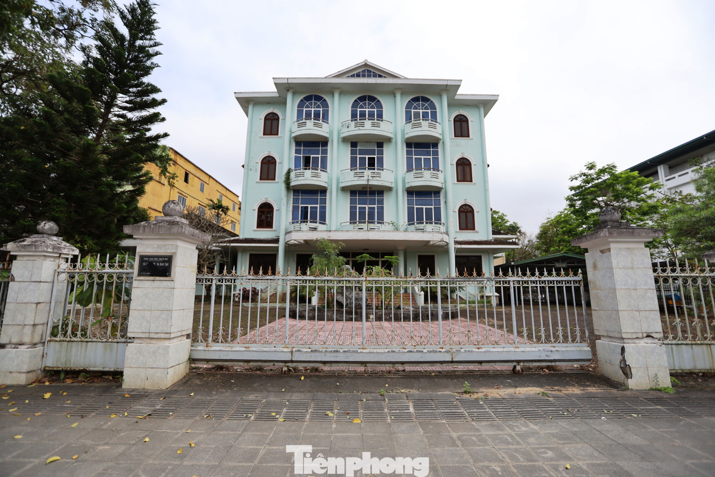 Theo Luật Quản lý tài sản công, nhà đầu tư phải bỏ ra một khoản chi phí lớn để phá dỡ các trụ sở cũ (tài sản trên đất) nếu thuê được đất. Thêm vào đó, các khu đất kể trên đều có diện tích khá lớn và giá trị cao, nhà đầu tư phải trả tiền thuê đất một lần (với thời gian thuê có thời hạn khoảng 50 năm), số vốn đầu tư bỏ ra không nhỏ… Điều này khiến các doanh nghiệp phải cân nhắc, tính toán và chưa mặn mà tham gia đầu tư vào đây.