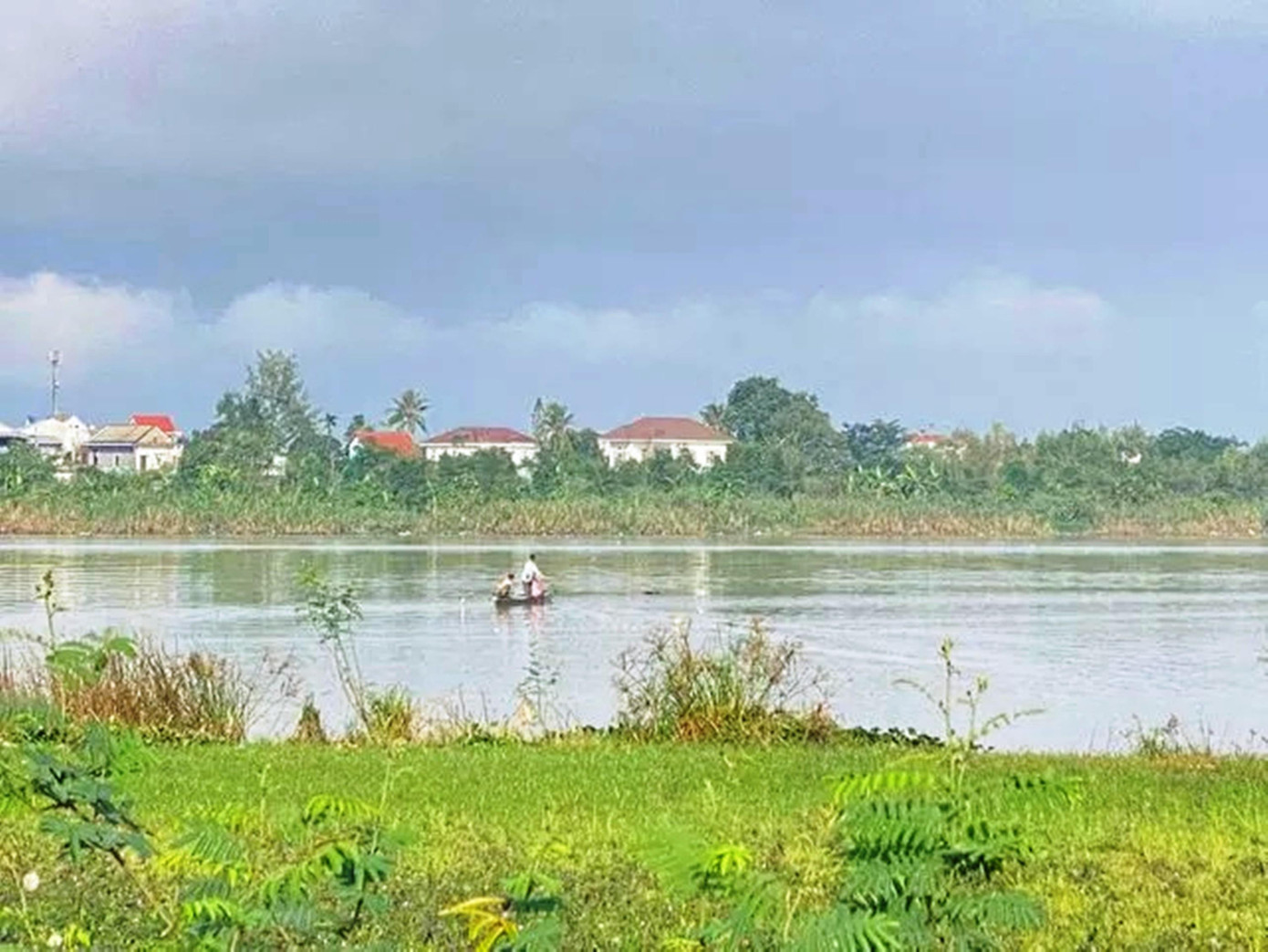 Thi thể nam thanh niên được phát hiện nổi trên sông Hương đoạn chảy qua khu vực này. Ảnh: CTV