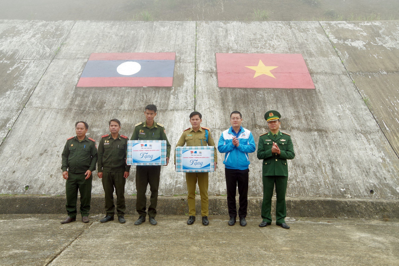 Tặng quà lực lượng chức năng nước bạn Lào.