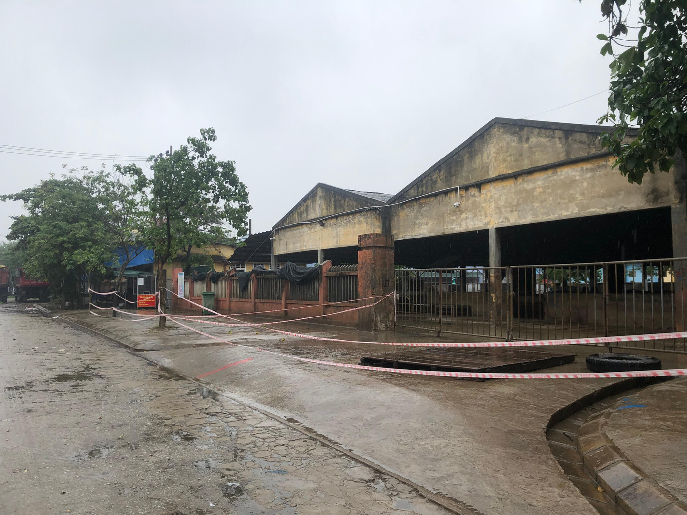 Lò mổ Phú Hậu dừng hoạt động do xuất hiện chùm ca bệnh tại đây Lò mổ Phú Hậu dừng hoạt động do xuất hiện chùm ca bệnh tại đây